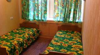 Гостиница Podsolnuh Hostel Волгоград Двухместный номер с 2 отдельными кроватями и душем-4