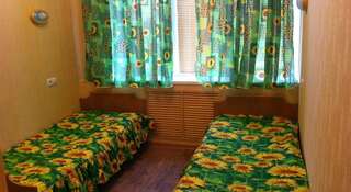 Гостиница Podsolnuh Hostel Волгоград Двухместный номер с 2 отдельными кроватями и душем-1